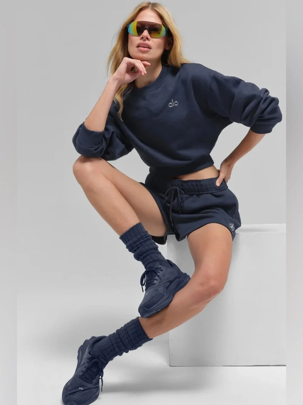 ALO YOGA | ✨NEW✨ Cropped Accolade Crewneck in Navy
